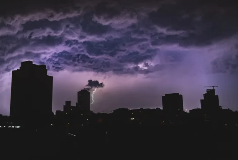 O Instituto Nacional de Meteorologia (Inmet) emitiu um alerta de vermelho para tempestade em 181 cidades do Paraná nesta sexta-feira (11).