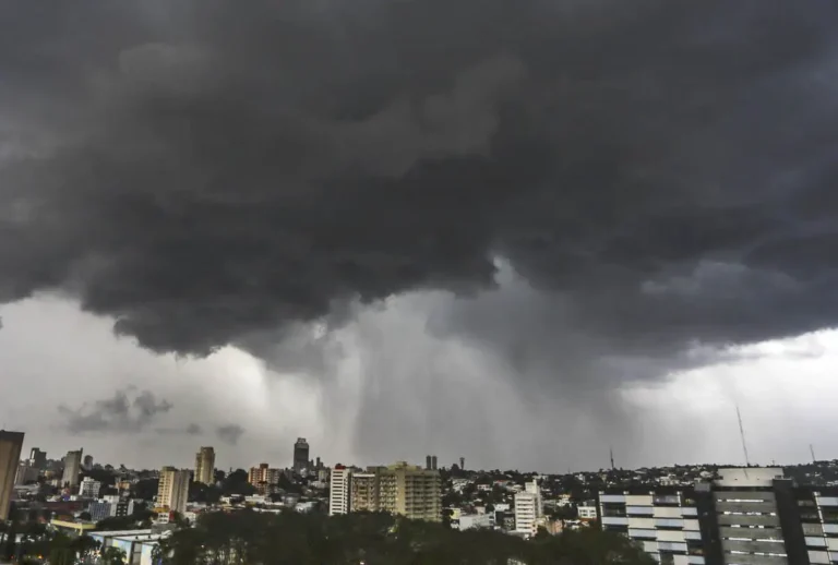 O Instituto Nacional de Meteorologia (Inmet) mantém o Paraná sob alerta de tempestade neste sábado (12).