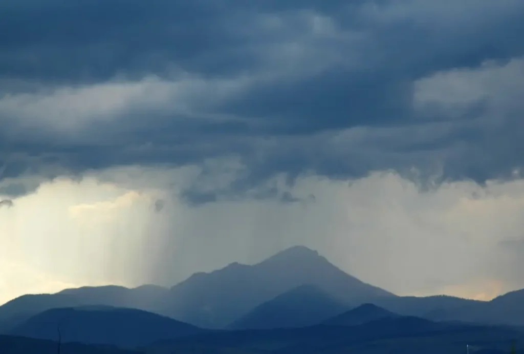 O Instituto Nacional de Meteorologia (Inmet) mantém o Paraná sob alerta de tempestade nesta segunda (14).