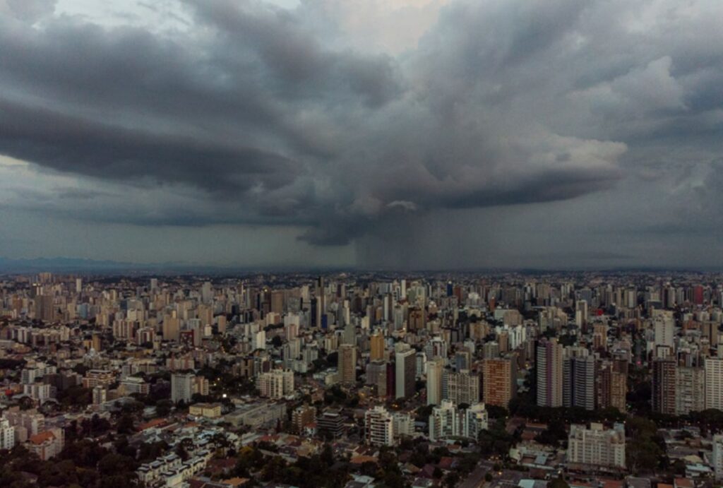 O Paraná tem seis alertas de tempestade emitidos pelo Instituto Nacional de Meteorologia (Inmet)