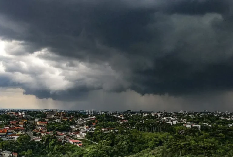 250 cidades do Paraná entram em alerta de tempestade nesta sexta-feira (18), segundo o Instituto Nacional de Meteorologia (Inmet)