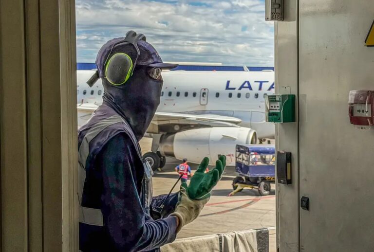 Anac aprovou novas regras para voos atrasados ou cancelados. Companhias deverão avisar passageiros e garantir reembolso rápido.