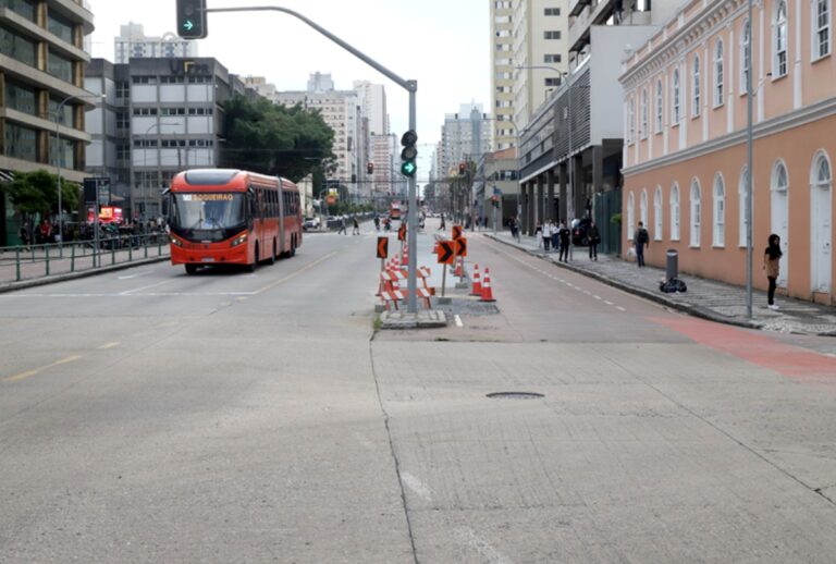 Via lenta da Avenida Sete de Setembro, no Centro de Curitiba, tem bloqueio de 10 dias para obras. Confira os desvios e o impacto no trânsito.