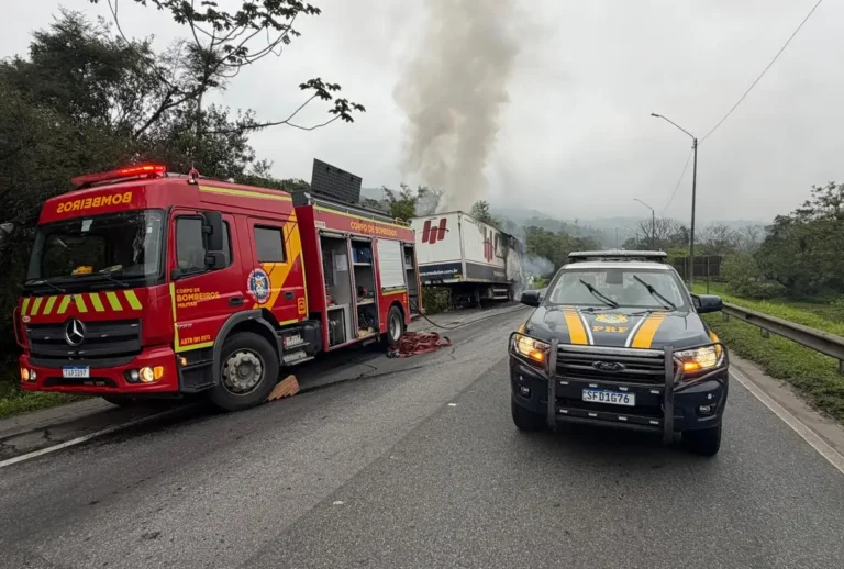 Um incêndio em um caminhão carregado com papelão interditou totalmente a BR-376 no sentido Santa Catarina