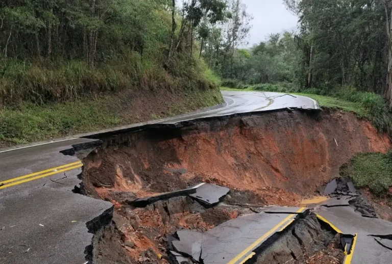 BR-476 está interditada