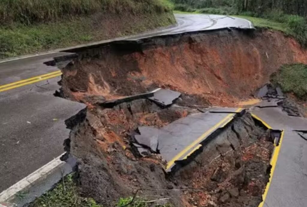 A ponte na divisa entre Paraná e São Paulo também está bloqueada.