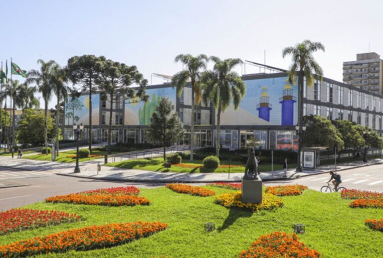 A Prefeitura de Curitiba anunciou nesta segunda-feira (21) a realização de um concurso público para 10 cargos na administração municipal.