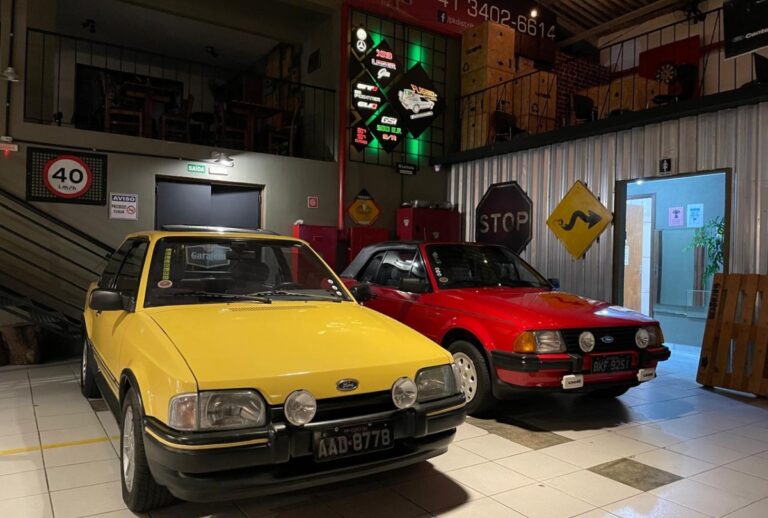 O Armazém Garagem, em Curitiba, promove neste domingo (27) um evento gratuito com campeonatos de videogames antigos, carros clássicos e shows. Confira.