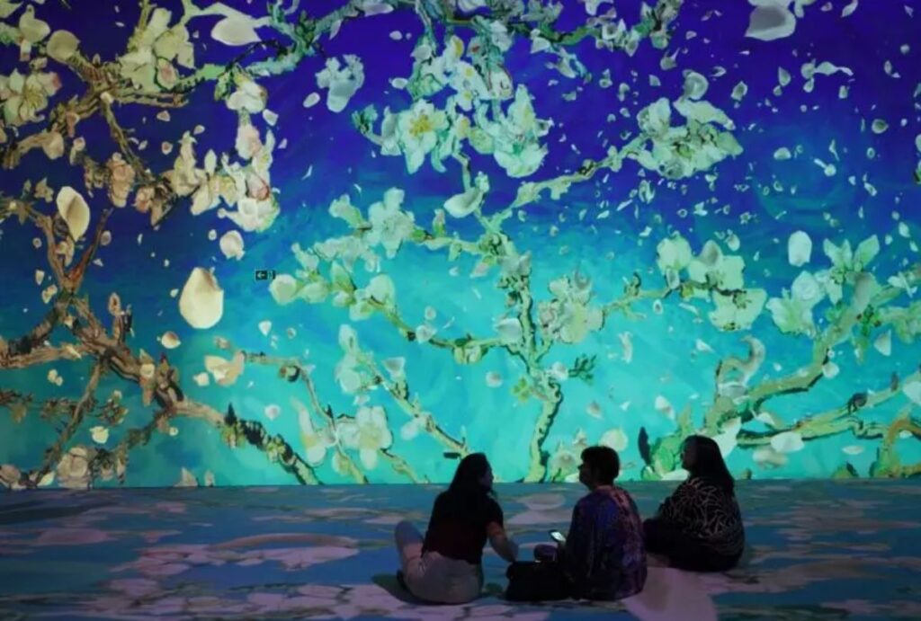 Com a utilização de tecnologia integrada à arte, o espetáculo traz ao público uma viagem pelo universo do pintor holandês.