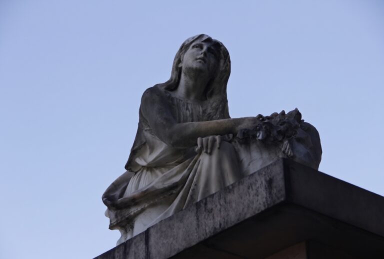 Confira a lista de falecimentos e obituários em Curitiba deste domingo (20). Veja os horários e locais de velório e sepultamento na região.