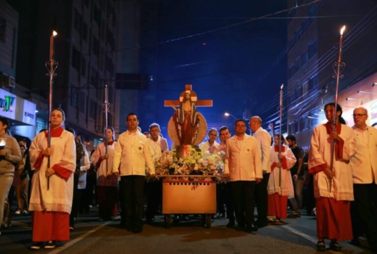 Via-Sacra com Padre Reginaldo Manzotti bloqueia ruas no Centro de Curitiba neste sábado (26). Procissão faz parte da XI Festa de Jesus das Santas Chagas.