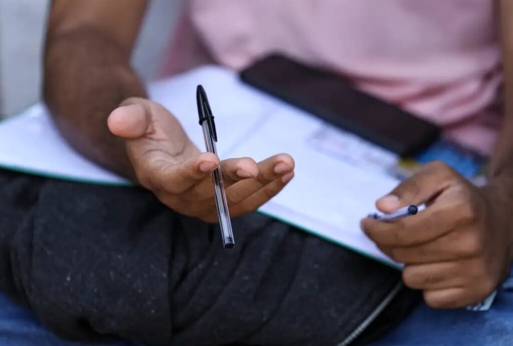 A menos de 50 dias para a prova, MEC lança o Guia do Enem. Plataforma reúne simulados, dicas e aplicativos de estudo gratuitos.