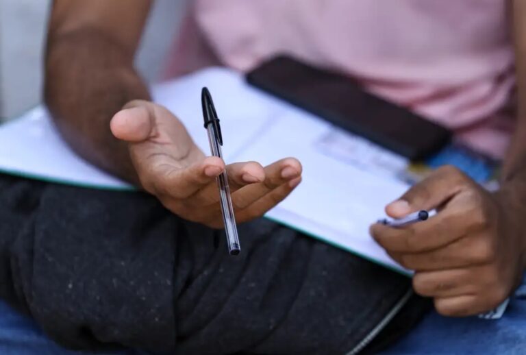 A menos de 50 dias para a prova, MEC lança o Guia do Enem. Plataforma reúne simulados, dicas e aplicativos de estudo gratuitos.
