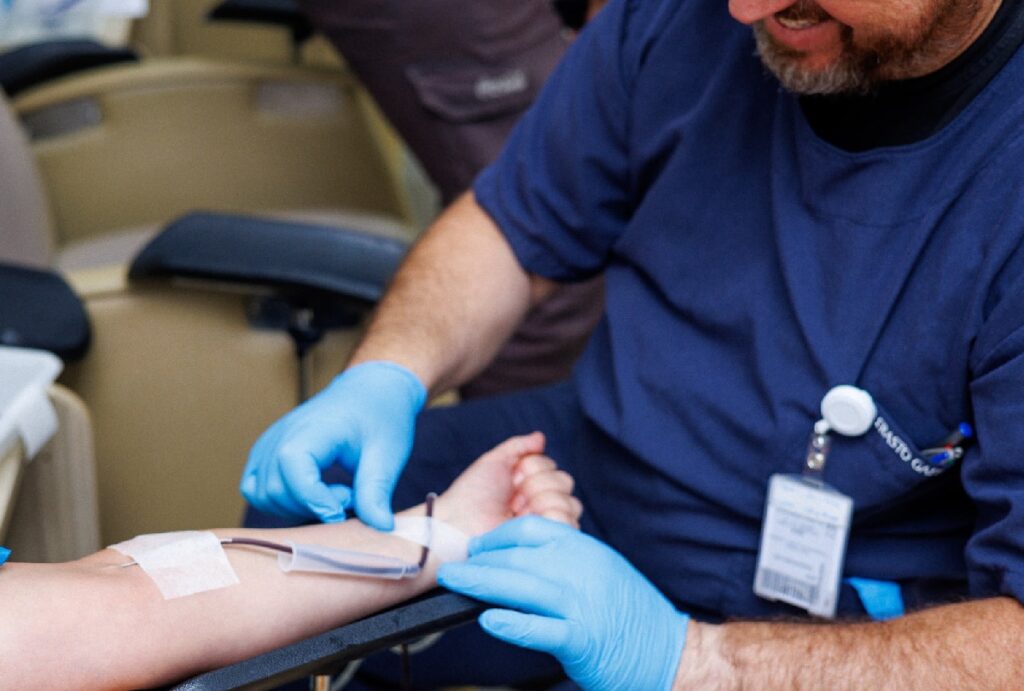 O Hemepar está com estoques baixos de sangue O+ e O- no Paraná, e pede doação. Saiba quem pode doar e endereços.