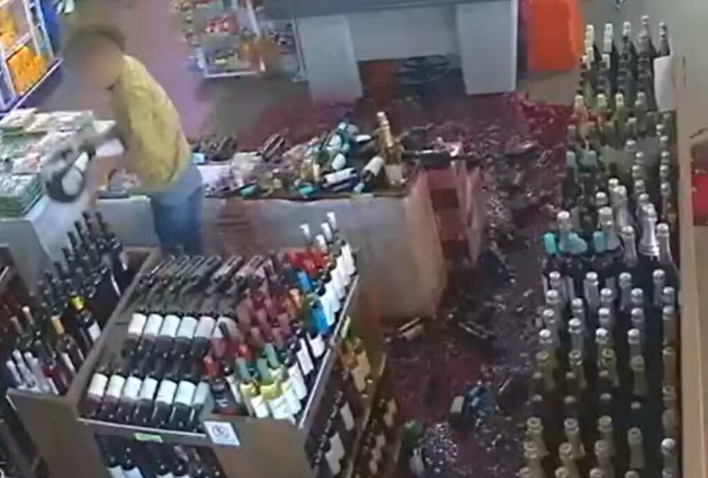 Homem tem ataque de fúria, destrói adega de supermercado com um capacete e causa prejuízo de R$ 50 mil em São Paulo.
