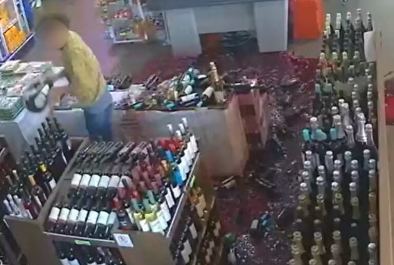 Homem tem ataque de fúria, destrói adega de supermercado com um capacete e causa prejuízo de R$ 50 mil em São Paulo.