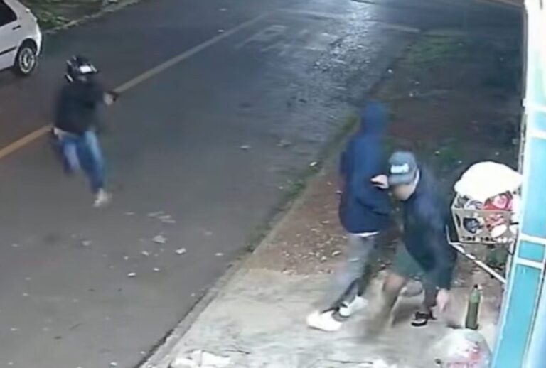 Câmeras flagraram um jovem sendo morto a tiros dentro de uma distribuidora em Curitiba. PM suspeita de acerto de contas.