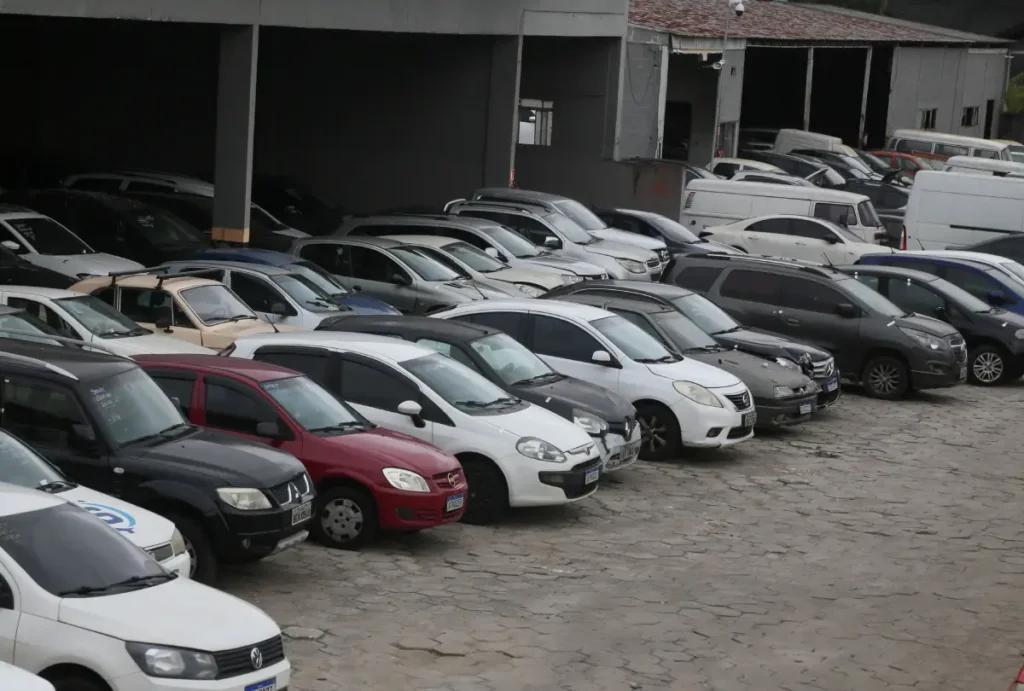 Um leilão de carros em Curitiba terá veículos com lances iniciais a partir de R$ 1 mil nesta quarta-feira (23).