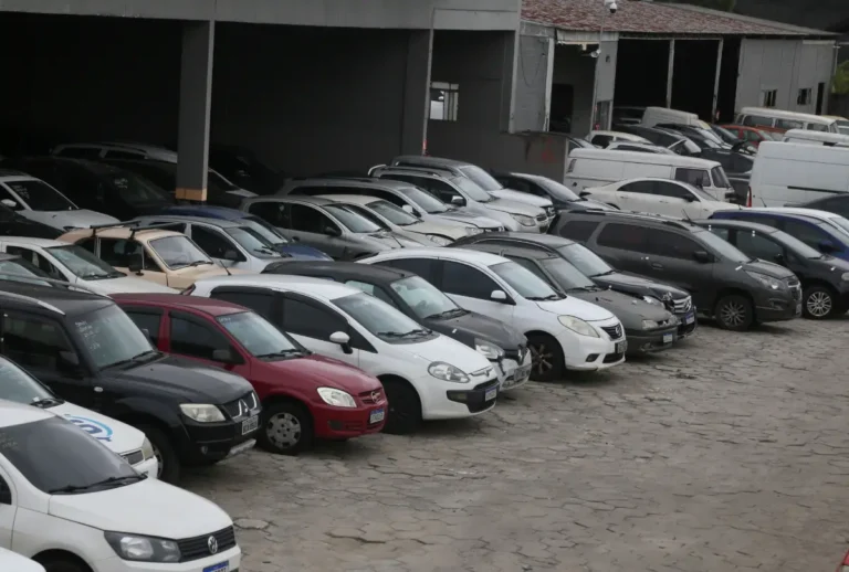 Um leilão de carros em Curitiba terá veículos com lances iniciais a partir de R$ 1 mil nesta quarta-feira (23).