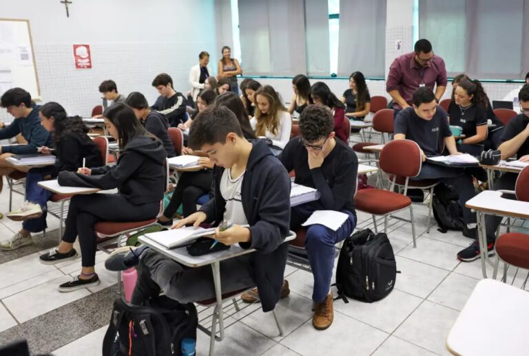 Prazo de convocação da lista de espera do Fies termina nesta quinta-feira (24). Veja como consultar o resultado e os documentos exigidos.