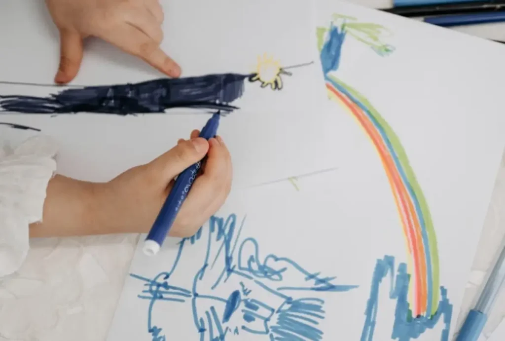 mae-agride-filha-desenho-parede