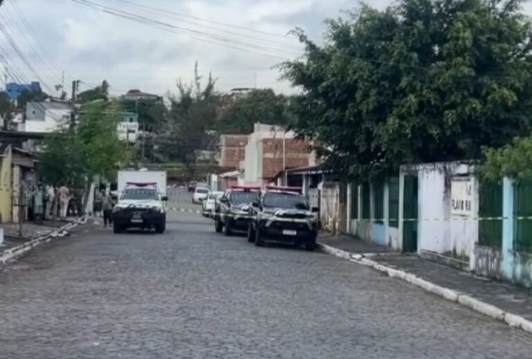 A escola estava fechada no momento do crime, e Kayc não era aluno da instituição. Após o ataque, familiares do adolescente foram até a escola.