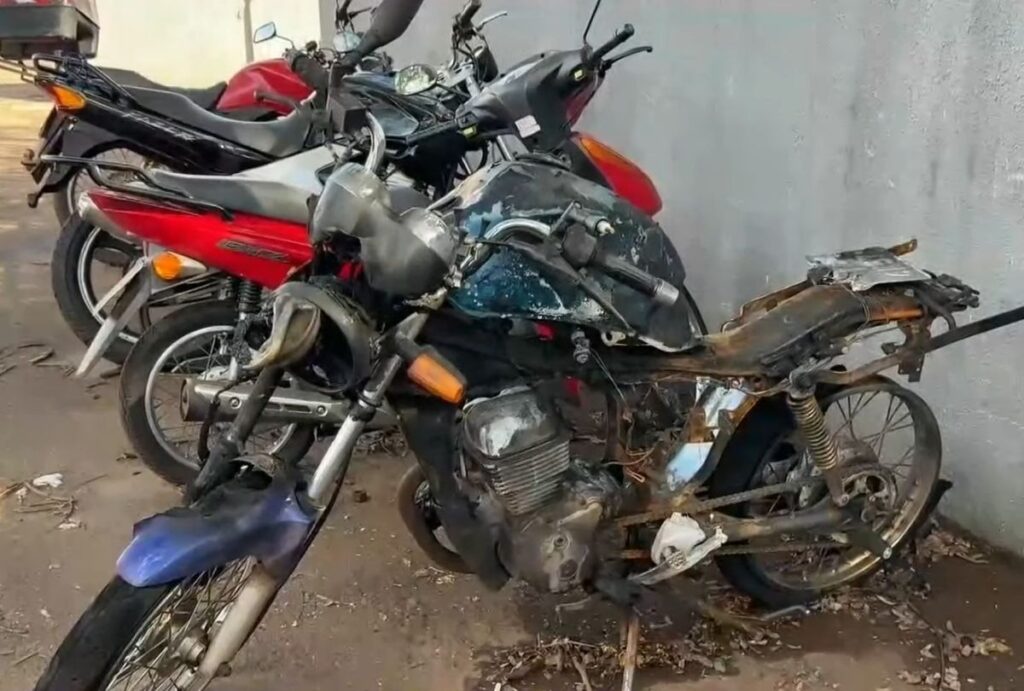 mulher-ateia-fogo-moto-maringá