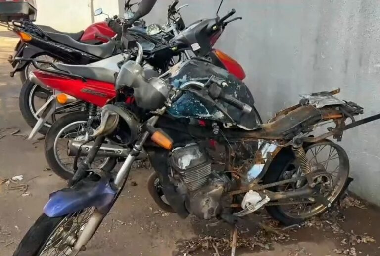 mulher-ateia-fogo-moto-maringá