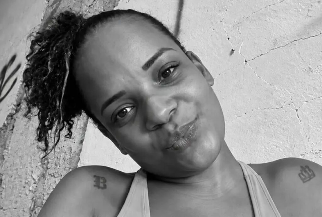 Edvania Mayara Barbosa foi encontrada morta ao lado do filho de 2 anos em Duque de Caxias (RJ). Companheiro é investigado por feminicídio.