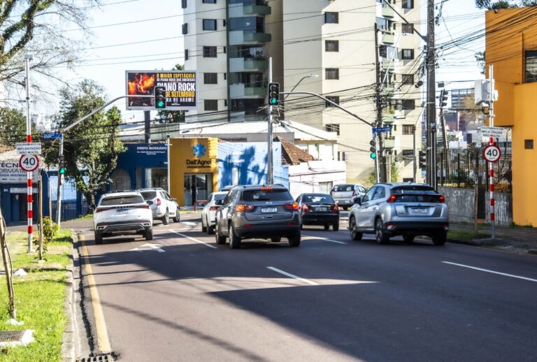 Novo radar na Rua Padre Agostinho, cruzamento com a Visconde de Nácar, em Curitiba, começa a multar nesta terça (29).