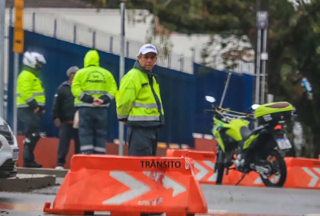 Rua Antônio de Freitas Barbosa, no Capão Raso, terá bloqueios a partir desta quinta (24) para as obras do Novo Inter 2. Confira os desvios.
