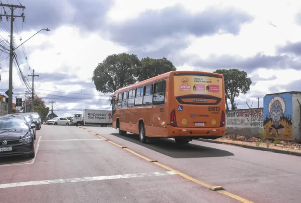 A Urbanização de Curitiba S.A. (URBS) emitiu uma aviso de mudança de horário em uma linha de ônibus, em Curitiba.