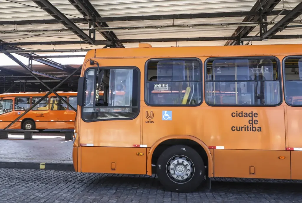 A Urbanização de Curitiba S.A. (URBS) emitiu uma aviso de mudança de horário em uma linha de ônibus, em Curitiba. (Foto: José Fernando Ogura)