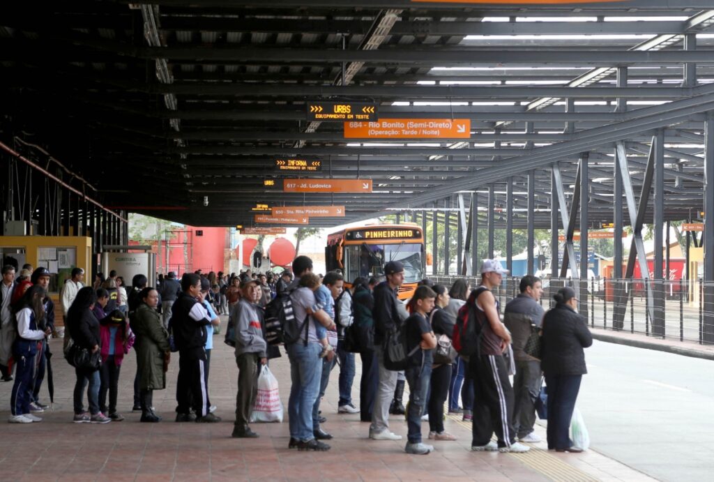 Passageira viralizou ao gravar a organização, as filas e o silêncio no Terminal Campina do Siqueira, em Curitiba, em pleno horário de pico.
