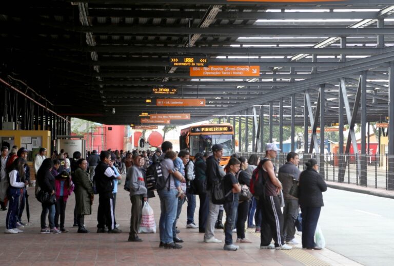 Passageira viralizou ao gravar a organização, as filas e o silêncio no Terminal Campina do Siqueira, em Curitiba, em pleno horário de pico.