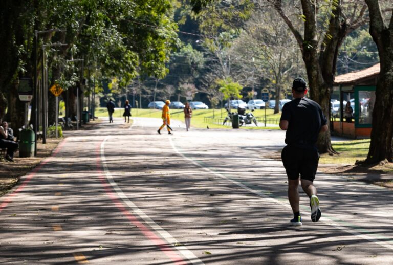 Previsão do tempo no Paraná indica um fim de semana de sol e calor de até 30ºC. Veja as máximas e confira quando a chuva volta ao estado.