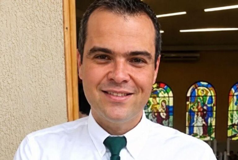 Ele morreu ainda no local.