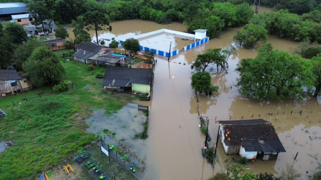 Cheia do Rio Iguaçu causa alagamentos no Paraná