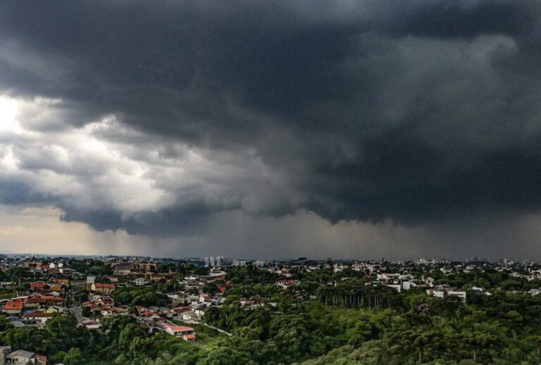 Super El Niño de 2026 ganha força e deve atingir o pico no Paraná entre a primavera e o verão. Veja as regiões em alerta.