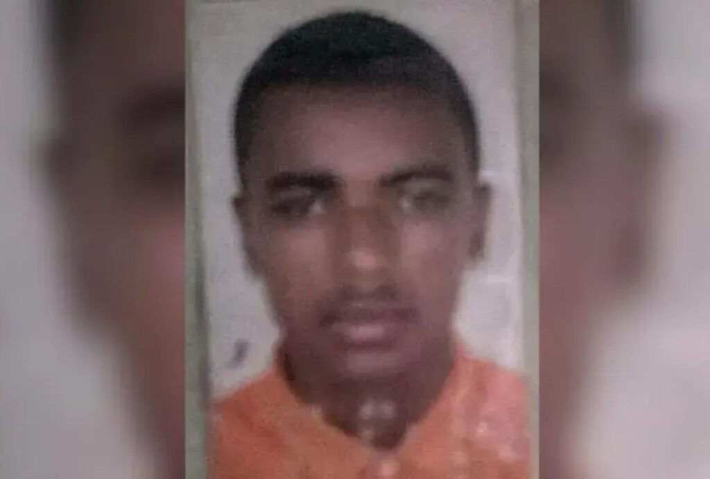 A briga começou depois que a vítima, durante uma brincadeira, passou a mão nas nádegas do amigo