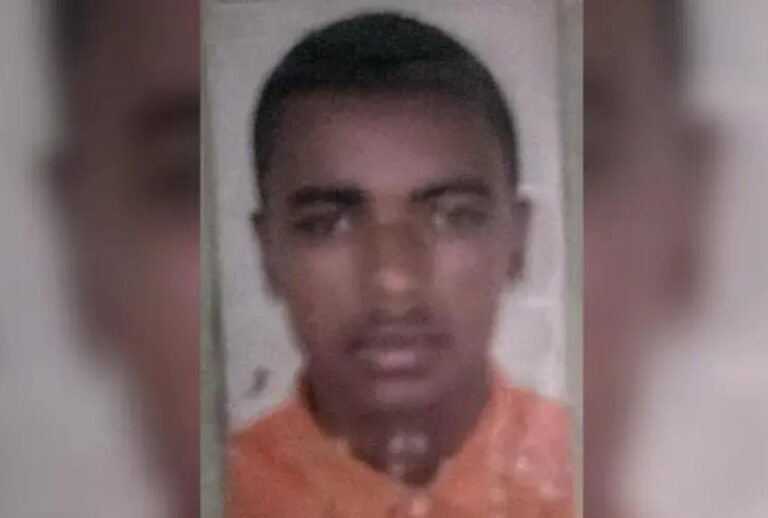 A briga começou depois que a vítima, durante uma brincadeira, passou a mão nas nádegas do amigo