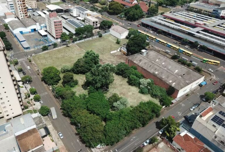 O terminal de ônibus deve ocupar 5 mil metros quadrados.