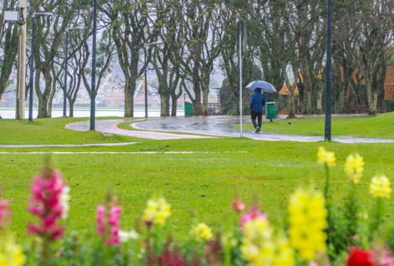 A previsão do Sistema de Tecnologia e Monitoramento Ambiental do Paraná (Simepar) indica chuva nesta terça-feira (6)