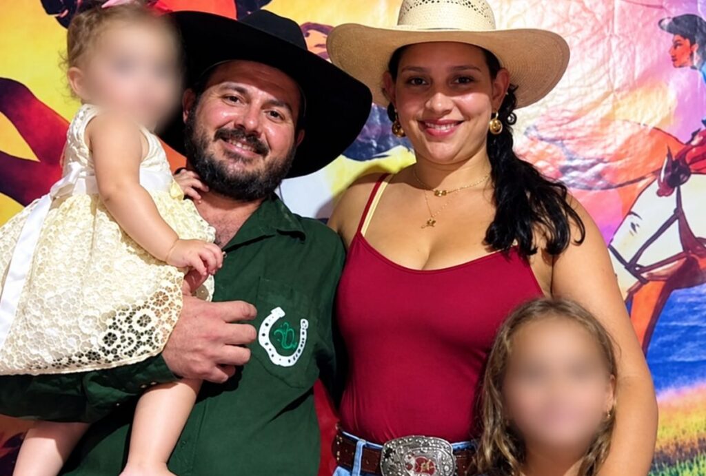 As duas filhas do casal estavam no veículo no momento do crime.