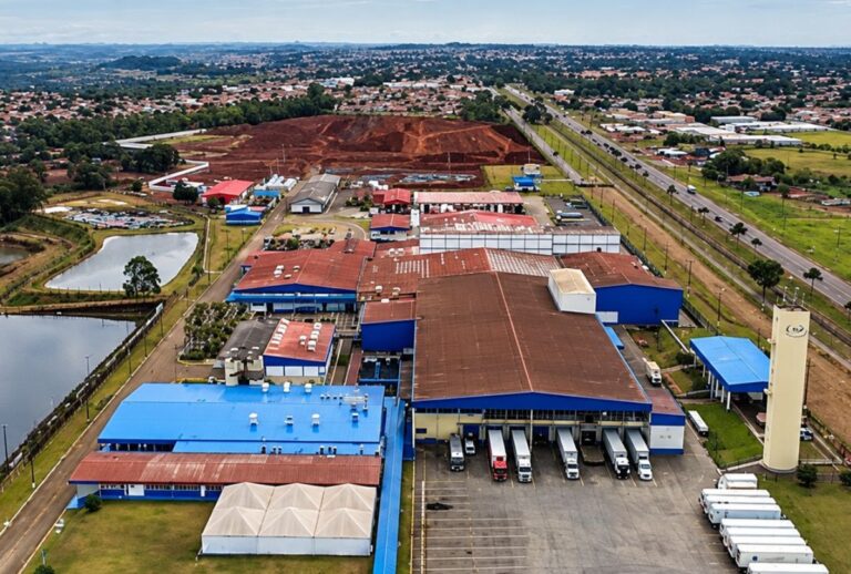 Entre os benefícios, estão vale-alimentação, cesta de assiduidade, refeição no local, seguro de vida, Wellhub ou TotalPass, telemedicina, participação nos lucros (PPR) e acesso ao transporte fretado.