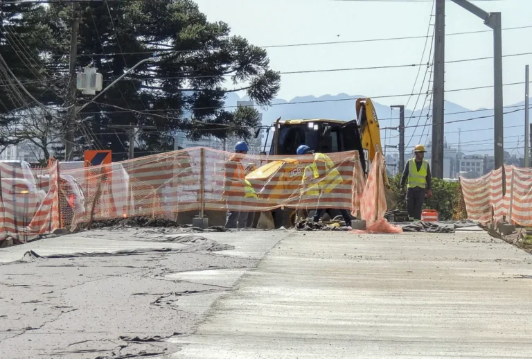Uma rua de Curitiba terá o trânsito parcialmente bloqueado por cerca de 90 dias devido às obras do Novo Inter 2.