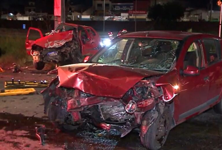 Um acidente entre dois carros deixou oito pessoas feridas na CIC, em Curitiba, na noite deste domingo (18).