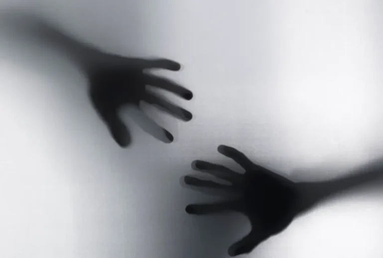 Uma adolescente indígena de 15 anos foi vítima de um estupro coletivo praticado por cinco homens, com idades entre 22 e 50 anos.