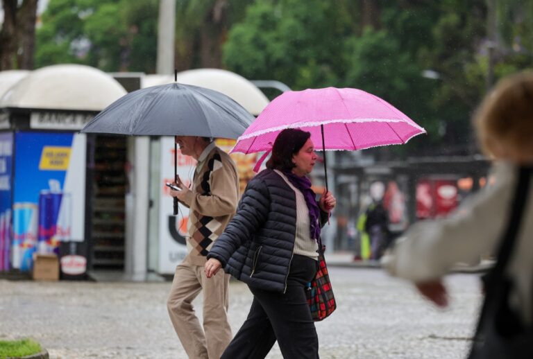 O Inmet emitiu um alerta de perigo para chuvas intensas e ventos de até 60 km/h em todo o estado do Paraná nesta quinta-feira (29).