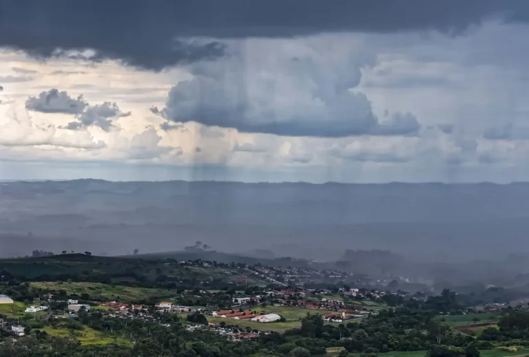 Curitiba e outras 349 cidades do Paraná estão sob alerta de tempestade nesta terça-feira (13), segundo Instituto Nacional de Meteorologia (Inmet).